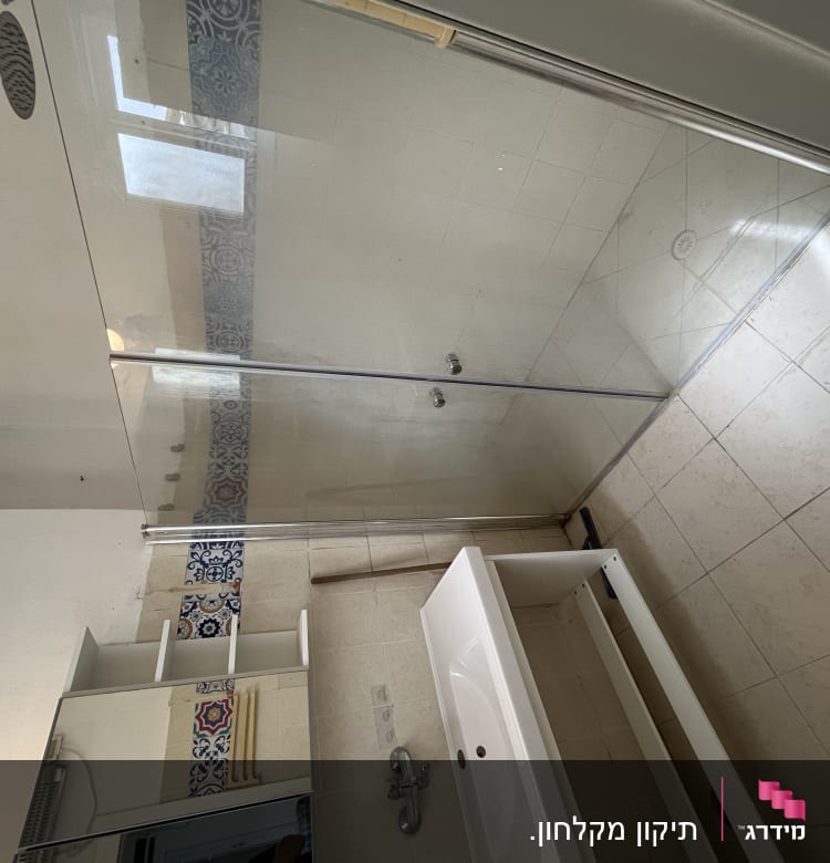 מקלחון זכוכית עם ראש מקלחת עגול